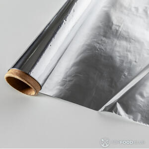 Обматываем курицу фольгой