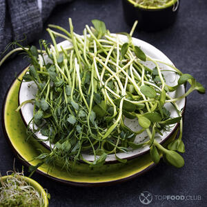 Стебли молодого гороха