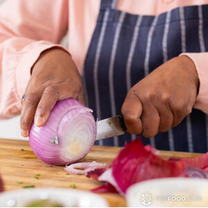 Красный лук резать