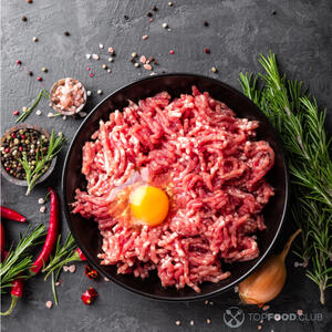 Добавляем яйцо в фарш