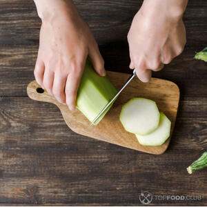 Нарезаем цукини