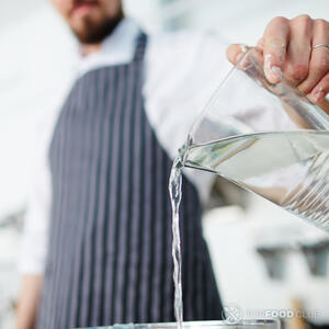 Наливаем воду в кастрюлю