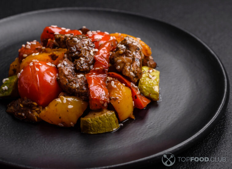 2025-05-30-xjczem-warm-salad-with-veal-tomatoes-peppers-zucchini-2024-12-12-08-30-27-utc