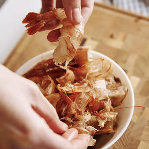 Очистите креветки, удалите головы и промойте их под проточной водой