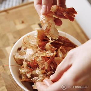 чистим креветки