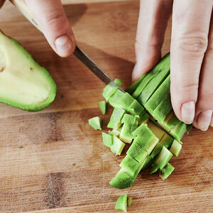 Нарезаем авокадо