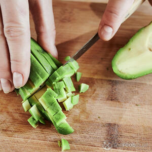 резать авокадо