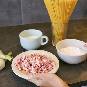 резать бекон