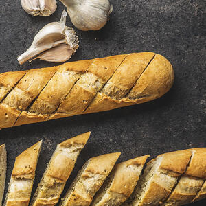 обсушите и натрите им каждый ломтик багета с одной стороны