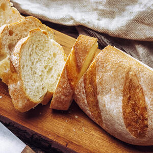 Нарежьте хлеб