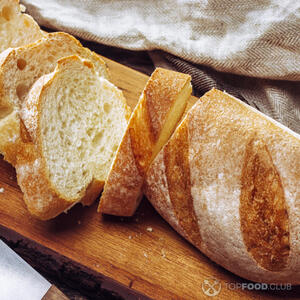  отрежьте от багета ломтики в 1,5 см толщиной, 