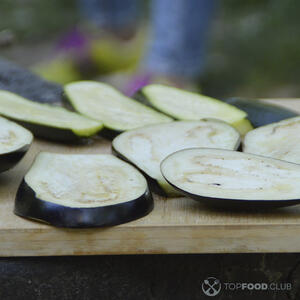 резать баклажаны