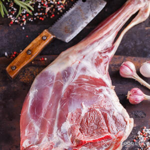 Нарезать мясо на несколько частей