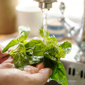 мыть базилик