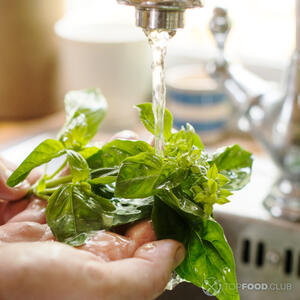 Промойте базилик