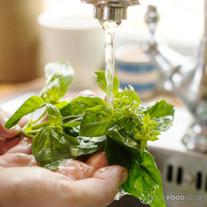 мыть базилик