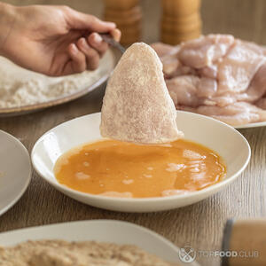 Затем окуните мясо в сырно-яичную смесь