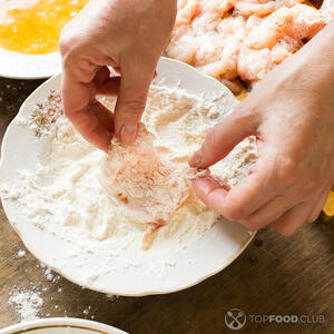 Возьмите кусок курицы, обмакните его в муке со всех сторон