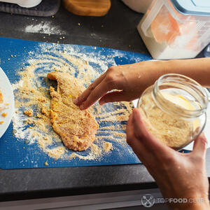 Положите в панировочные сухари