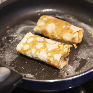 поджарить на сливочном масле с двух сторон до румяной корочки