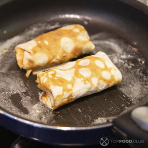 Перед подачей их можно поджарить на сливочном масле с двух сторон до румяной корочки. По желанию можно подавать со сметаной и измельчённой зеленью. Приятного аппетита!