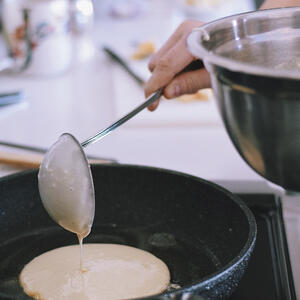 наливайте тесто половником и выпекайте небольшие блинчики, на среднем огне, с каждой стороны по 1-2 минуты, до золотистого цвета.