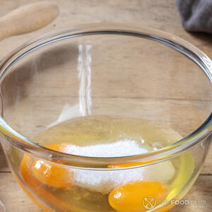  всыпаем сахар и соль