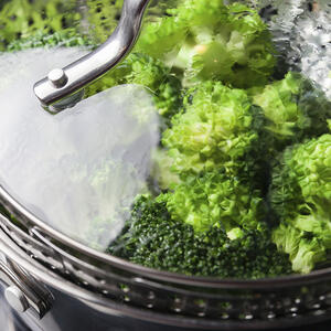 Варим брокколи.