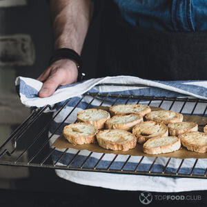  уложите на противень и запекайте 