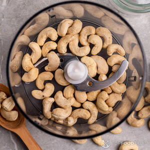 в чашу блендера переложите орехи кешью