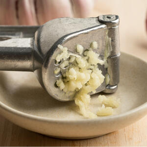  чеснок измельчите в прессе.