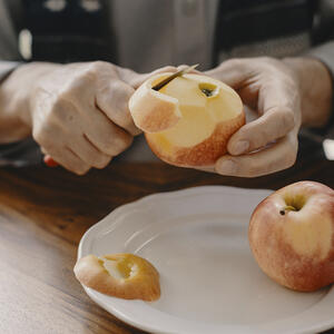 Чистить яблоки