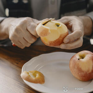 Чистить яблоко