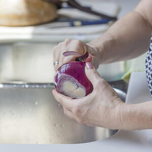 Чистить лук