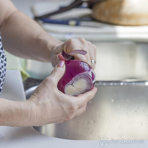 почистить лук