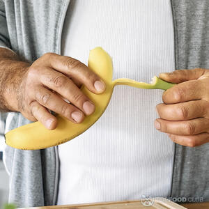 Банан чистить