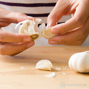 чистим чеснок