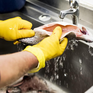 Филе форели ополосните, удалите кожу и кости, если они есть