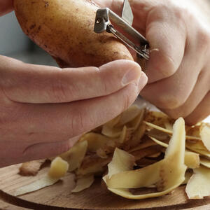 Очистите картофель