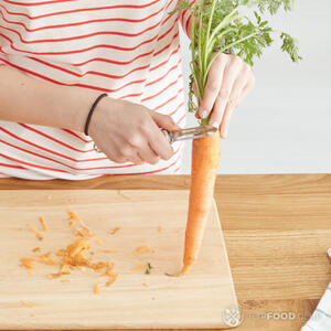 Чистить морковь