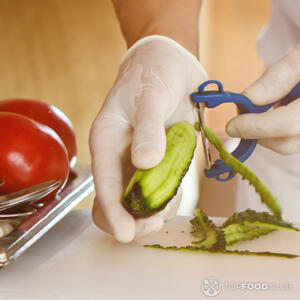 чистим огурец