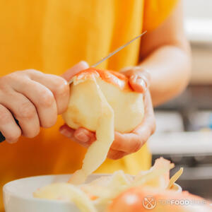 Чистить яблоко