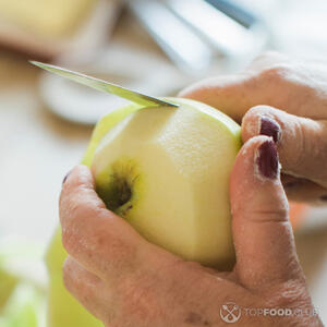 Чистить яблоко.