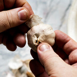 чистить чеснок