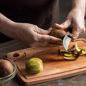 чистим киви