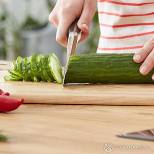 Резать огурцы кольцами