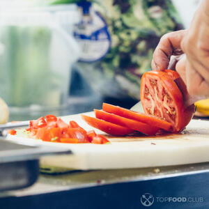 нарежьте мелкими кубиками и сложите в миску. 