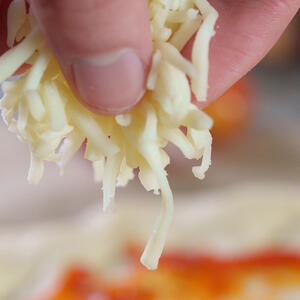 Посыпать сыром