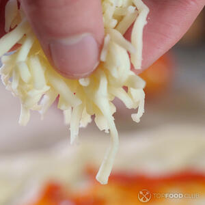 посыпать сыром