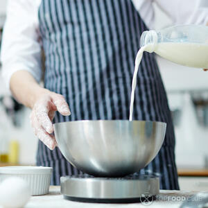 добавляем молоко